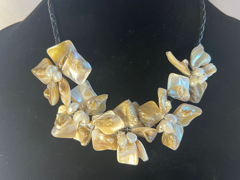 Thumbnail: Cream FreshWater Pearl Shell and Pearl Necklace / 19"