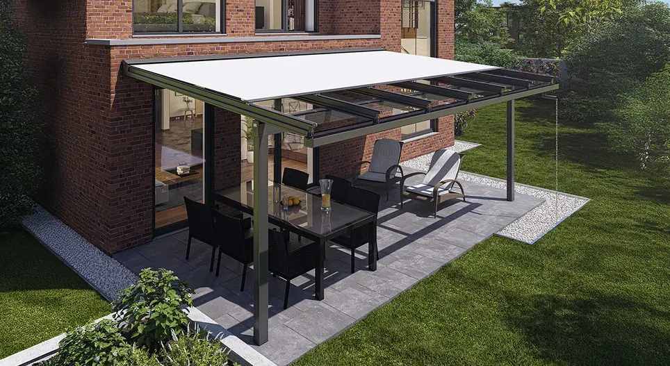 Glas-Terrassenüberdachung mit obenliegender Markise als Sonnen- und Hitzeschutz