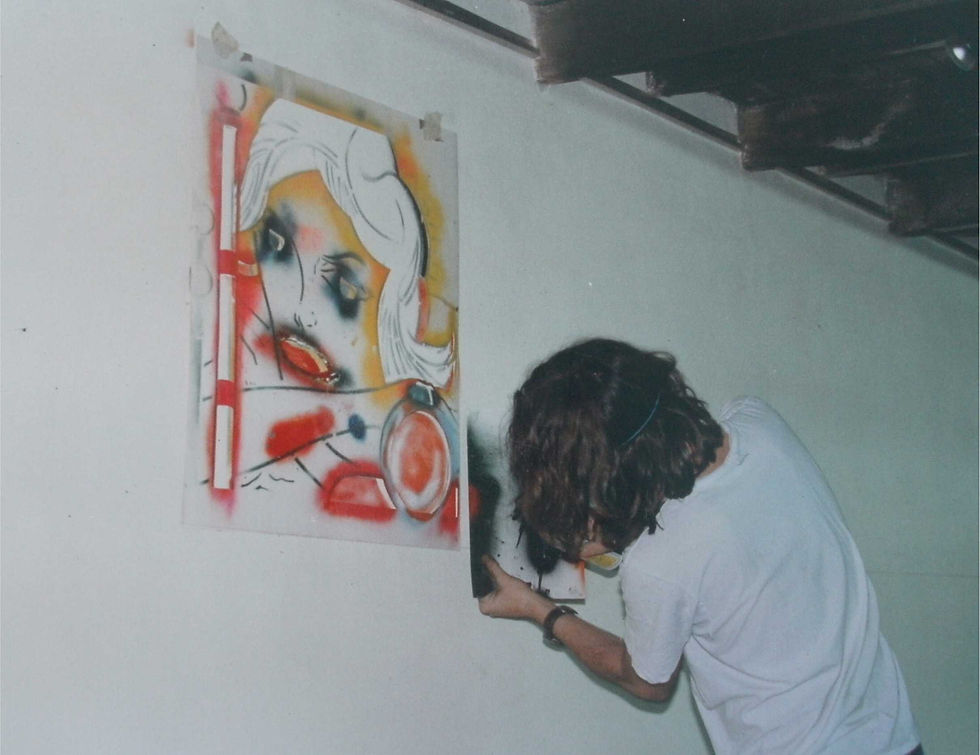 Stencil e grafite em galeria de arte