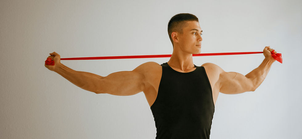 Personal Trainer Augustin Taferner präsentiert Trainingskonzepte und Dehnmethoden vor neutralem Hintergrund.