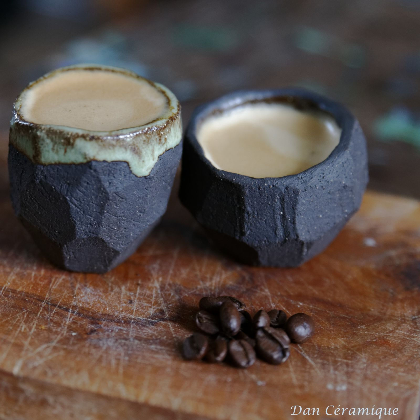 Tasse espresso grès noir émail vert moucheté