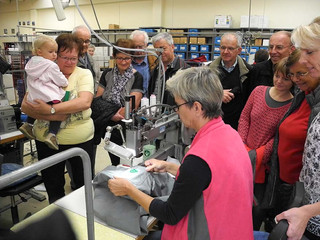 Gruppenführung durch Ötscher-Produktion: Besucher beobachten Näharbeiten