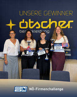 Gewinnerinnen der Firmenchallenge mit Pokalen vor blauem Ötscher-Logo; Beschriftungen 001–003
