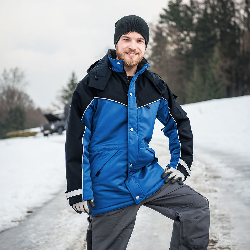 Thumbnail: Mann mit Winterjacke WJ72 posiert im Schnee, lächelnd, Ötscher Online Shop.