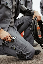 Arbeitnehmer in robuster Arbeitshose und Jacke