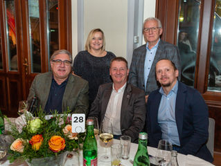 Ötscher Vertreter gemeinsam mit weiteren Galateilnehmern am Sponsorentisch