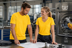 Mann und Frau tragen Performance T-Shirts die ideal für den Sommer sind