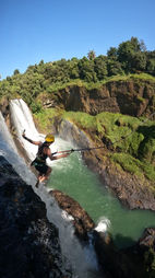 bungee jump na Cachoeira da Fumaça