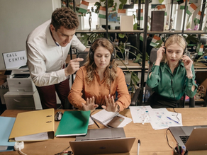 Saisonspitzen ohne Neueinstellungen: Wie KMU flexibel skalieren