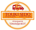Logo Touki Sedo représentant un tampon de voyage avec un minibus avec les mots "Voyager" et "Partager"