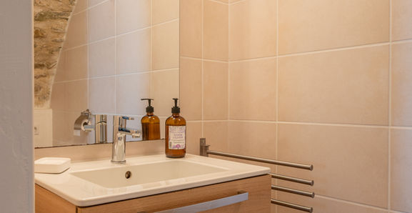 Sanitaire privé pour votre confort: wc, lavabo, douche à l'italienne à Bouvières, Drôme Provençale