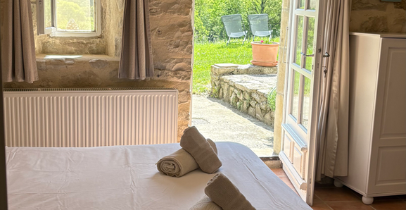 Chambre double avec petit déjeuner, piscine, jardin et magnifique vue à Bouvières