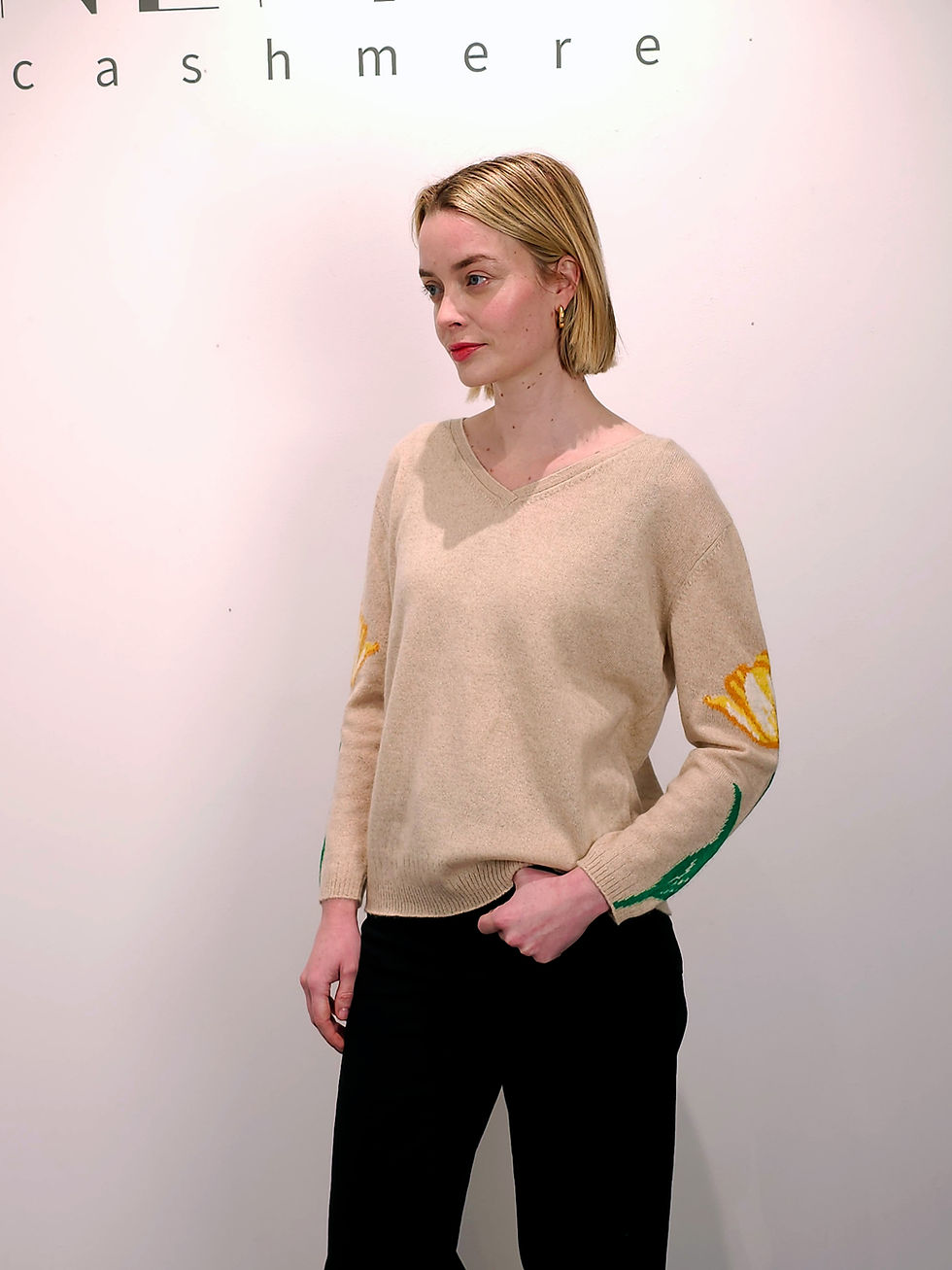 Thumbnail: Mongolian cashmere sweater with exclusive tulip design in natural color