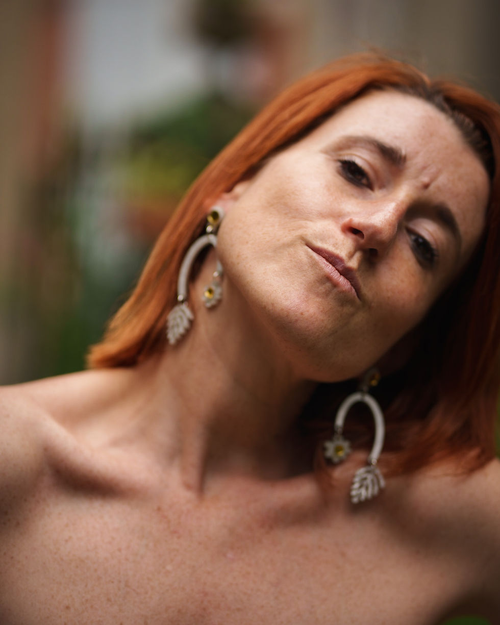 Miniature : une femme porte des boucles d'oreilles pendantes en acétate marbre et or