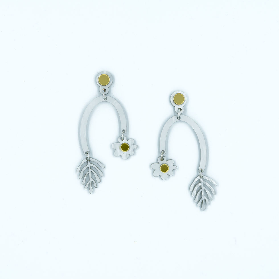 Boucles d'oreilles pendantes en acetate marbre forme de mobile nacre et or