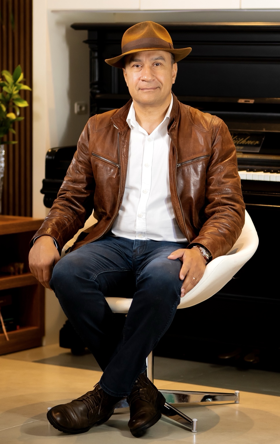 Retrato do escritor Diogo Caneda dos Santos. Fotografia de Leandro Druzian.