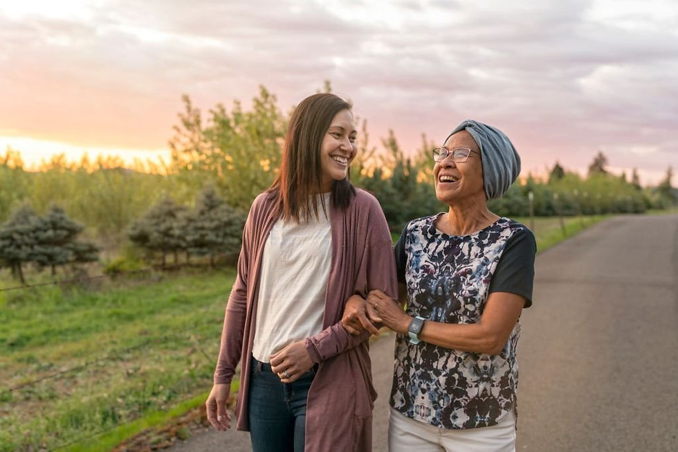Mulheres sorridentes caminhando na beira da estrada.