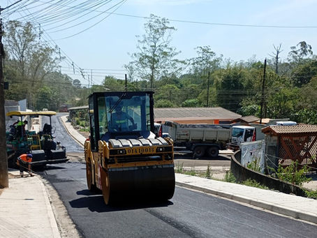 Prefeitura inicia aplicação da última camada de asfalto na Rua Bragança, no Jardim Luzitânia