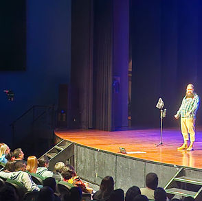 Chico da Tiana atrai idosos do Tik Tok ao Teatro Municipal de Mauá