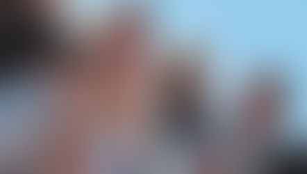 Bolsonaro ensina criança a imitar arma com a mão.