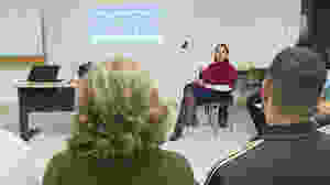 Voluntários trabalham junto dos reclusos no apoio à vida autónoma. Partilham estratégias de gestão de conflitos, de empatia ou até como ir a uma entrevista de trabalho.© DR