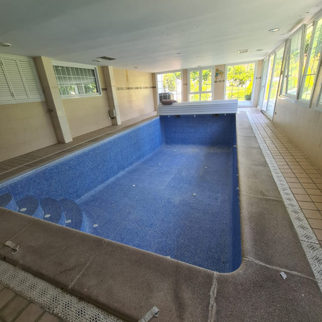 Piscina cubierta de obra