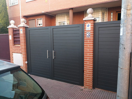 INSTALACION PUERTA DE ACCESO Y MURO