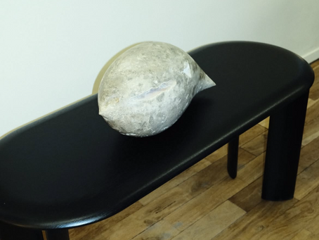 Skulptur von Monika Majer, ausgestellt bei MAMO INTERIORS – eine organische Form aus Stein, die Ruhe und Kraft zugleich ausstrahlt