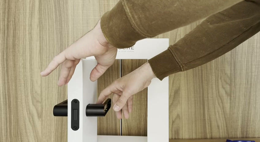 Miniaturbild: GR Klick Türgriff mit Integrierter Schnappverriegelung