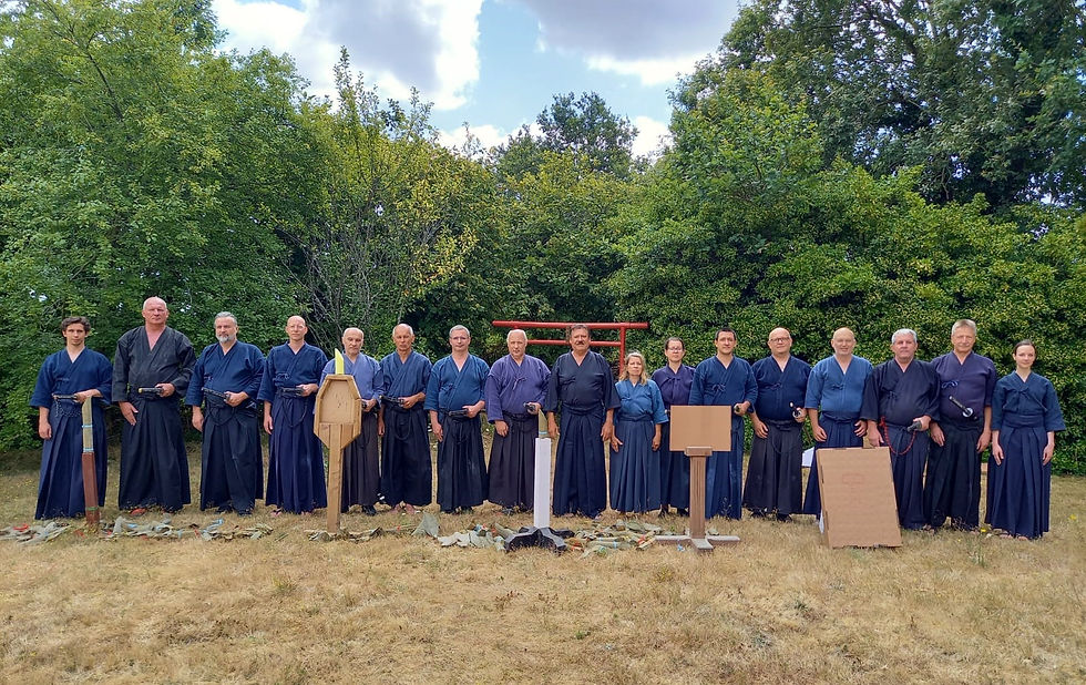 La fin des coupes de frites, certains sont déjà partis manger les chutes ! Les pailles étaient réservées pour les passages de grades Dan et Shogo… Groupe Dojo