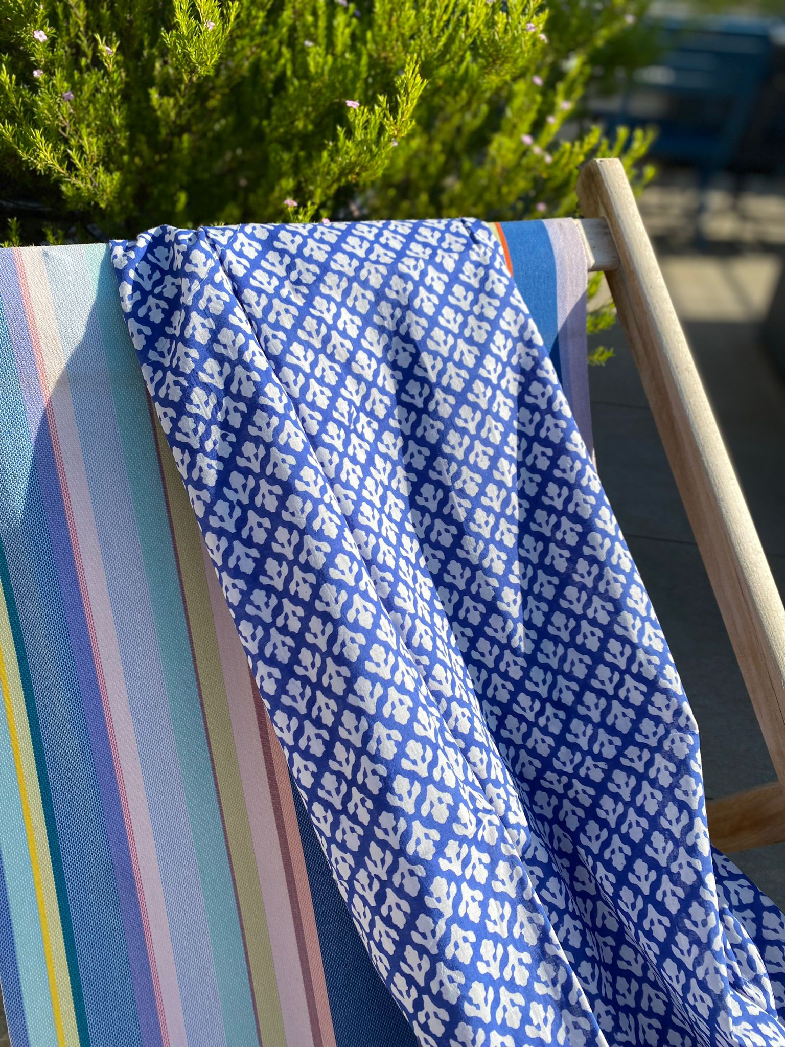 tissu indien fleurette sur fond bleu roi
