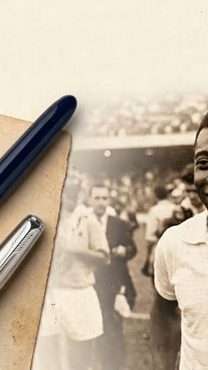 Montagem em tom sépia com o jovem Pelé sorrindo com a camisa do Santos FC em 1958 ao lado de uma caneta-tinteiro clássica Parker 51 azul marinho com detalhes prateados sobre papel envelhecido.