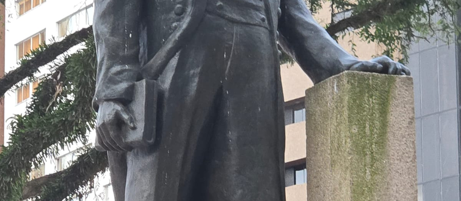 TARÁS CHEVTCHENKO, O CORAÇÃO DA UCRÂNIA EM CURITIBA , NA PRAÇA DA UCRÂNIA. UM MONUMENTO EM HARMONIA COM O ENTORNO.