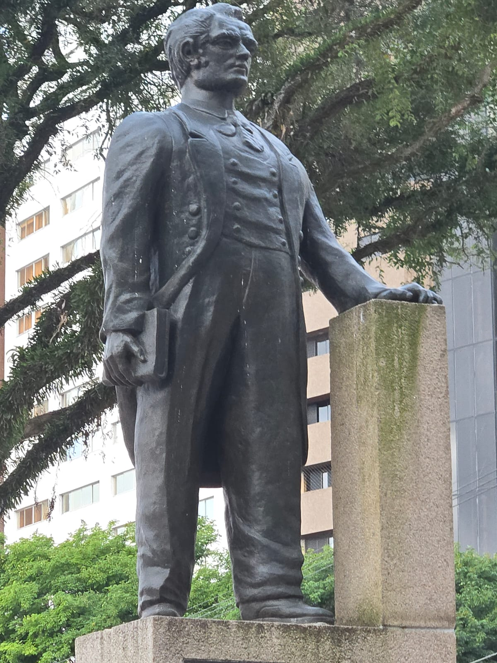 TARÁS CHEVTCHENKO, O CORAÇÃO DA UCRÂNIA EM CURITIBA , NA PRAÇA DA UCRÂNIA. UM MONUMENTO EM HARMONIA COM O ENTORNO.