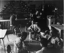 Vargas Llosa no Bar La Catedral, bebendo cerveja Cristal, e pensando no Prêmio Nobel.