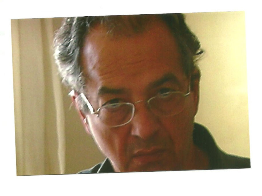 Retrato colorido do jornalista Tito Guimarães Filho, de óculos, olhando para a câmara.