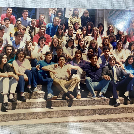 Estudantes da Faculdade de Direito da UFPR reunidos nas escadarias da Praça Santos Andrade nos anos 1980, incluindo Marilena Winter e o autor.