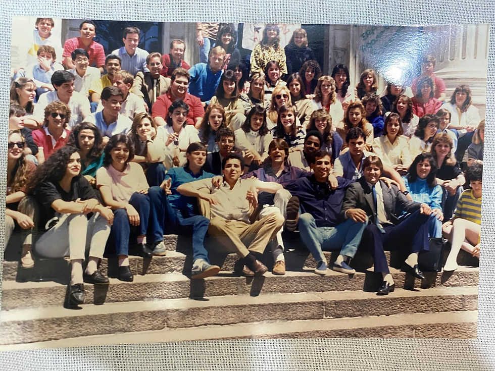 Estudantes da Faculdade de Direito da UFPR reunidos nas escadarias da Praça Santos Andrade nos anos 1980, incluindo Marilena Winter e o autor.