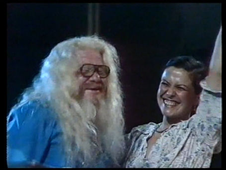 Elis Regina se apresenta no Festival de Montreux em 1979. Ela quase desaba, lembrando que ela era apenas a filha de uma lavadeira e pensando em Ella Fitzgerald, que havia se apresentado no mesmo palco, dois dias antes. Hermeto Pascoal ensina Elis como cantar. O resultado: um dos grandes momentos da música popular brasileira