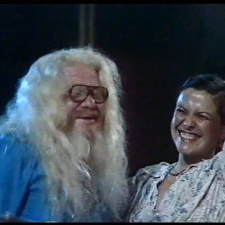 Elis Regina se apresenta no Festival de Montreux em 1979. Ela quase desaba, lembrando que ela era apenas a filha de uma lavadeira e pensando em Ella Fitzgerald, que havia se apresentado no mesmo palco, dois dias antes. Hermeto Pascoal ensina Elis como cantar. O resultado: um dos grandes momentos da música popular brasileira