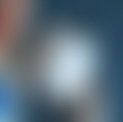 Visão em primeira pessoa, por cima do ombro, de uma pessoa segurando um smartphone com as duas mãos. A tela do celular está totalmente em branco e brilhante, destacando-se contra um fundo azulado e desfocado.