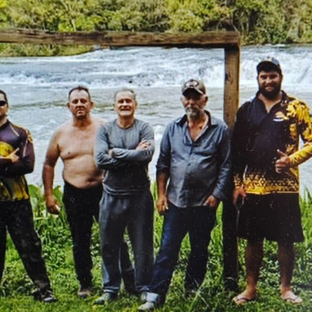 Um grupo de amigos aventureiros percorre de caiaque o Rio Canoinhas durante três dias. 