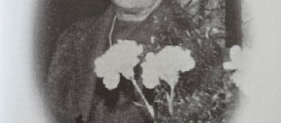 Retrato histórico e em formato oval de Dona Margarida Bornschein Langer. Ela olha para frente com semblante sereno, cabelos presos e veste uma blusa escura de gola alta. O fundo da fotografia é claro.