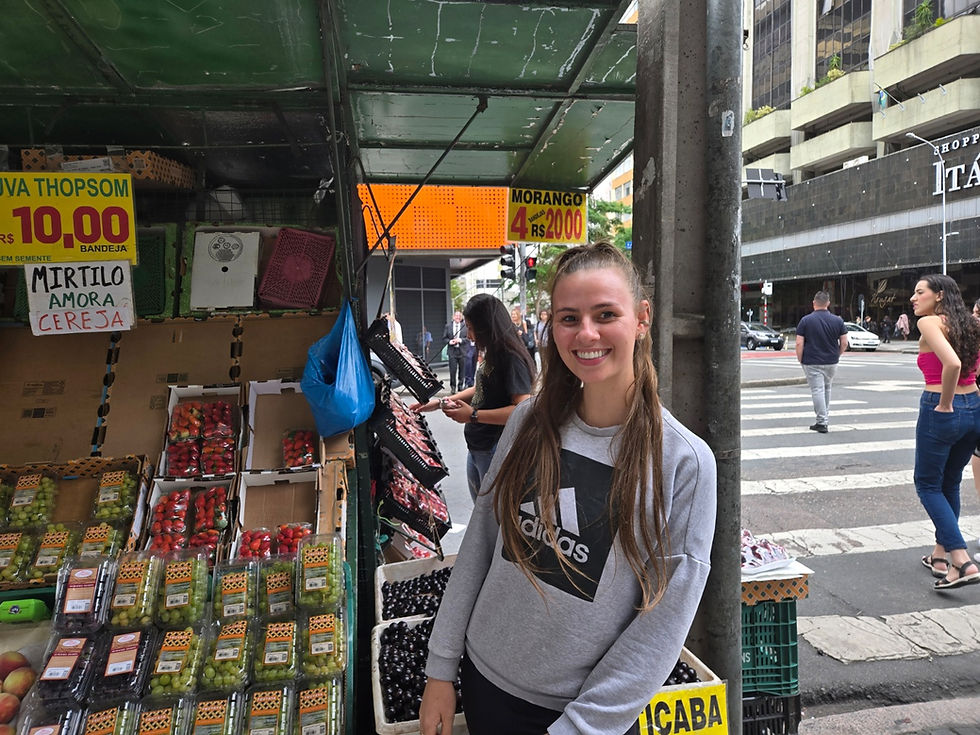 Liziane, mulher de Jean e nora de Luzia, anima a multidão com seu sorriso.