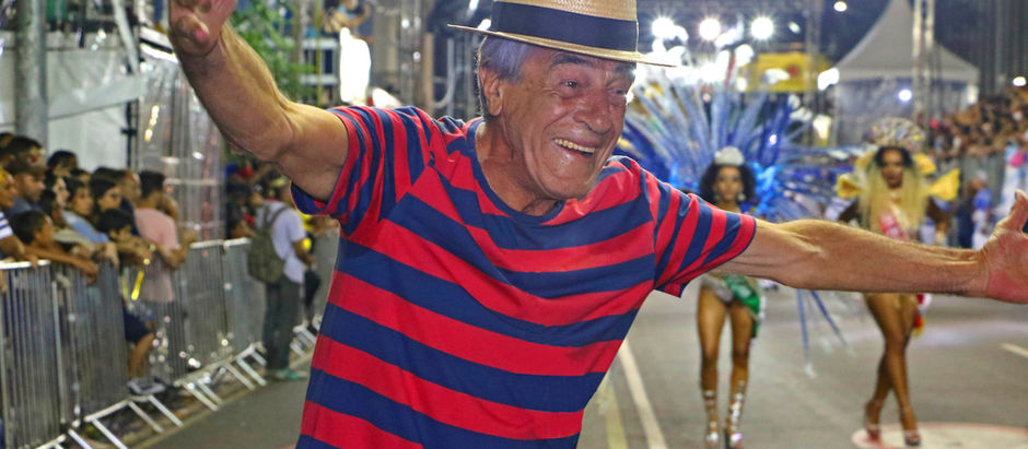 Mazzinha, o maior carnavalesco da cidade de Curitiba. Assista o vídeo Mazzinha, minha fantasia sou eu, de Estevan Silveira,e você vai concordar.