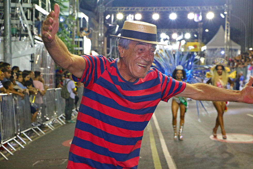 Mazzinha, o maior carnavalesco da cidade de Curitiba. Assista o vídeo Mazzinha, minha fantasia sou eu, de Estevan Silveira,e você vai concordar.