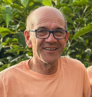 O cafeicultor Ovídio César Barbosa mostra o cafezal florido, na Quinta dos Ipês, em Cambira, Ovídio, que é técnico agrícola e economista do IDR/PR, mostra com orgulho paterno a florada.