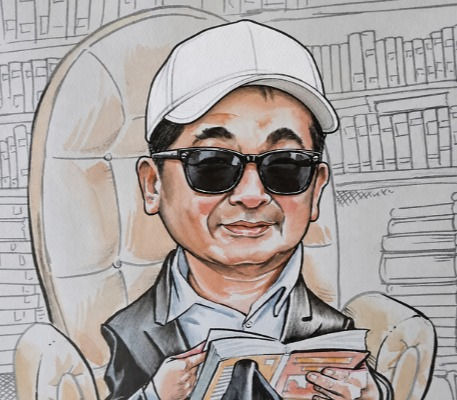 Caricatura em estilo desenho com aquarela de Hatsuo Fukuda, focado do busto para cima. Ele está sentado em uma poltrona clássica bege, vestindo paletó preto e camisa social clara, segurando um livro aberto. Ele usa óculos escuros pretos e um boné branco. Ao fundo, prateleiras de biblioteca repletas de livros em traços pretos e brancos.