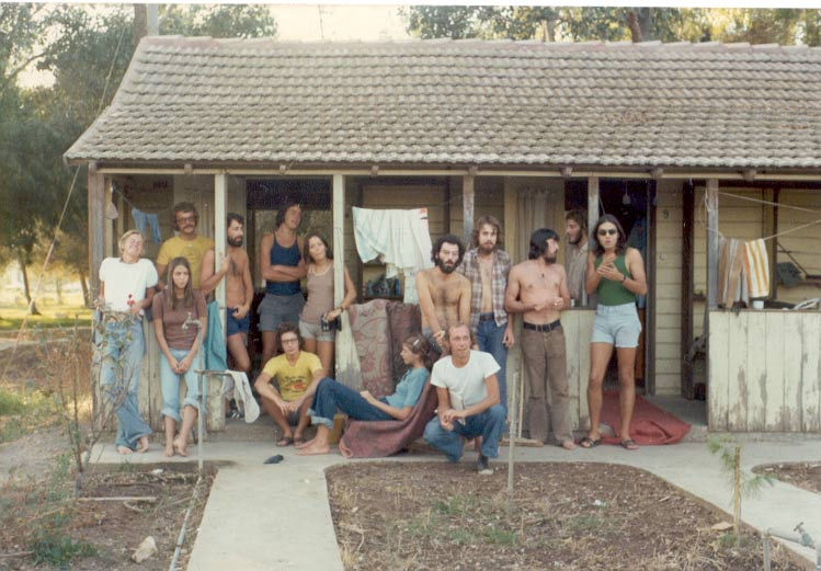 O grupo de jovens reunido em frente às acomodações do Kibutz Mizra, em Israel, durante a marcante experiência de 1976.