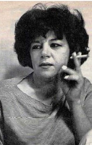 Retrato em preto e branco da escritora Maura Lopes Cançado nos anos 1960 segurando um cigarro